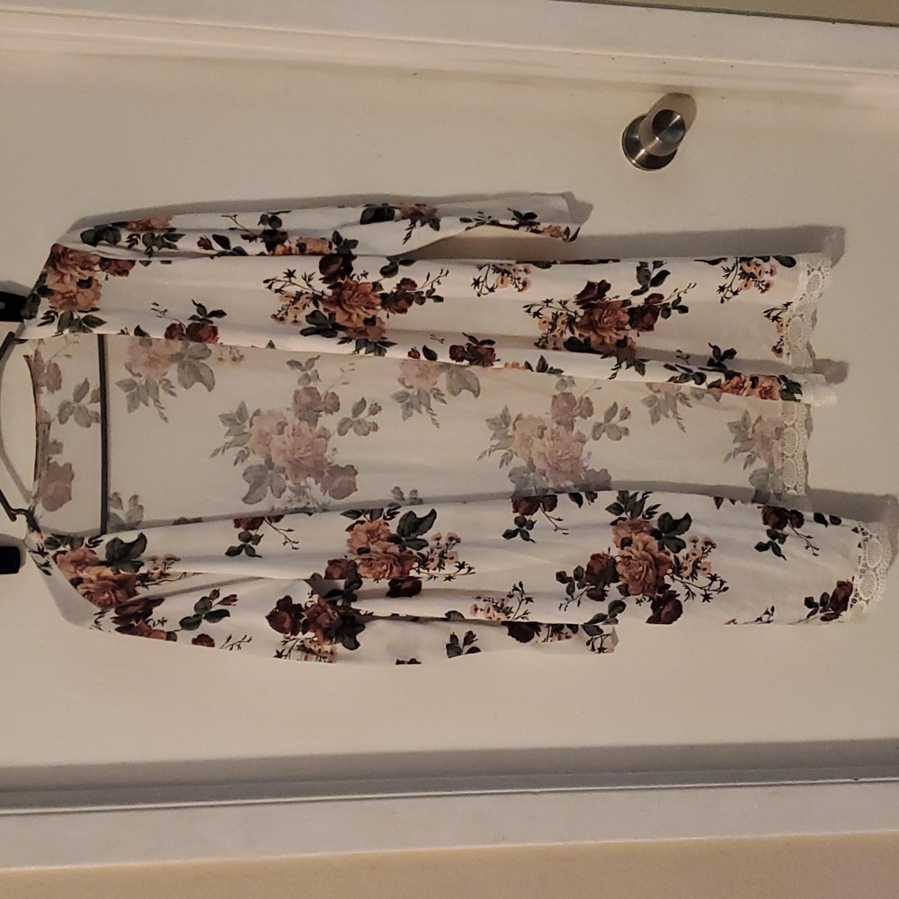 M Charlotte Russe Floral Print Cardigan